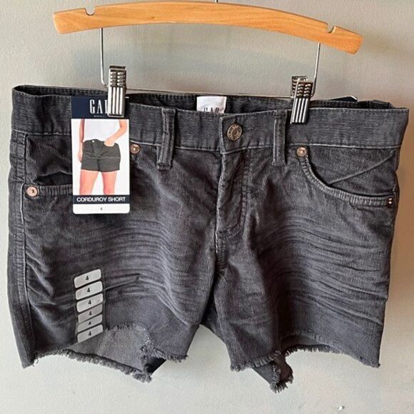NWT $49 Gap Women's Gray Soft Stretch Mid-Rise Fray Hem Corduroy Shorts - Picture 1 of 3